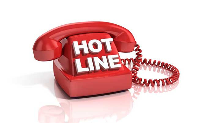 Alt: Gọi hotline ngân hàng để khóa thẻ