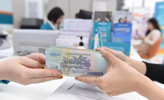 alt=Khách hàng đang rút tiền tiết kiệm