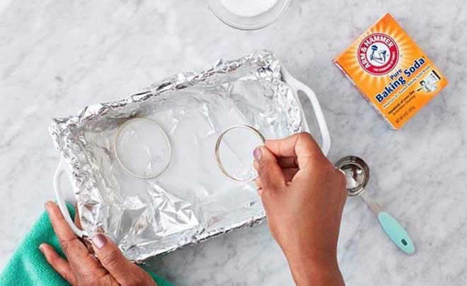 Dễ dàng làm sạch đồ dùng bằng bạc ngay tại nhà với nhôm