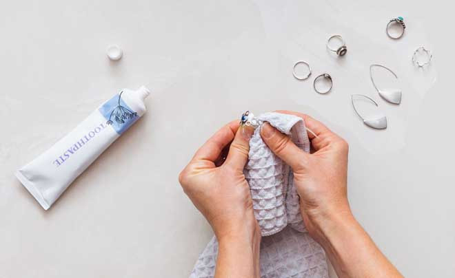 Kem đánh răng luôn được xem là “huyền thoại” tẩy vết bẩn trên bạc