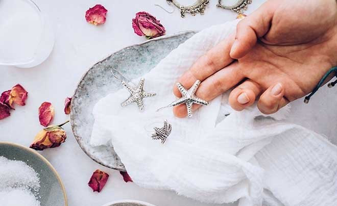 Không để bạc tiếp xúc với muối và hóa chất