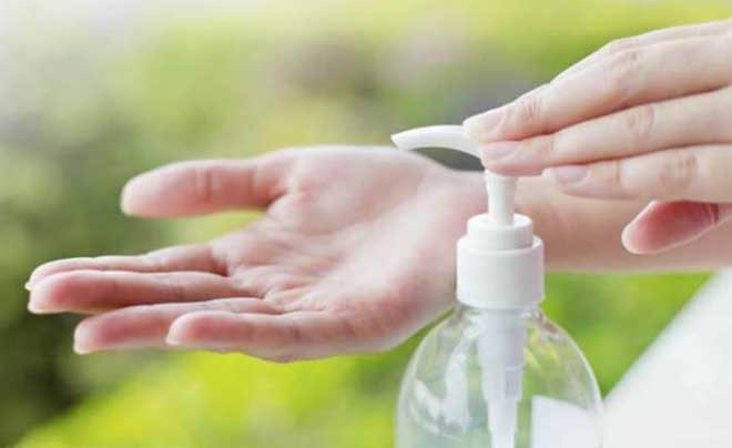 Tháo trang sức bạc trước khi rửa bát, giặt quần áo