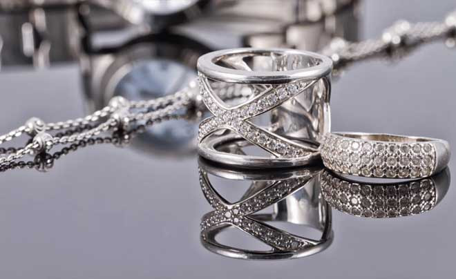 Trang sức bạc rất dễ bị xỉn màu do tác động từ môi trường