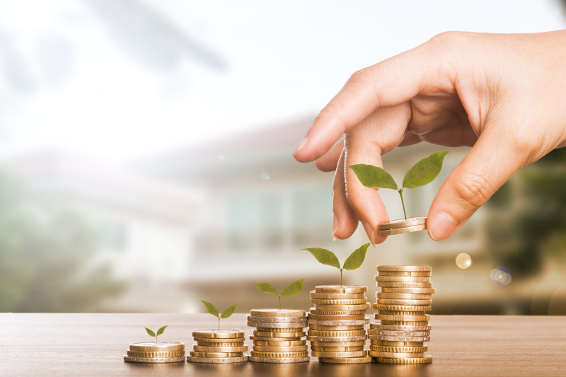 Nên chọn bảo hiểm hay gửi tiết kiệm?