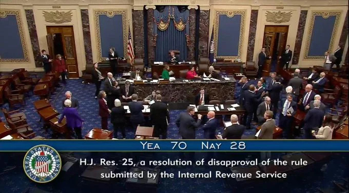 Trump ký nghị quyết huỷ bỏ quy định của IRS về DeFi